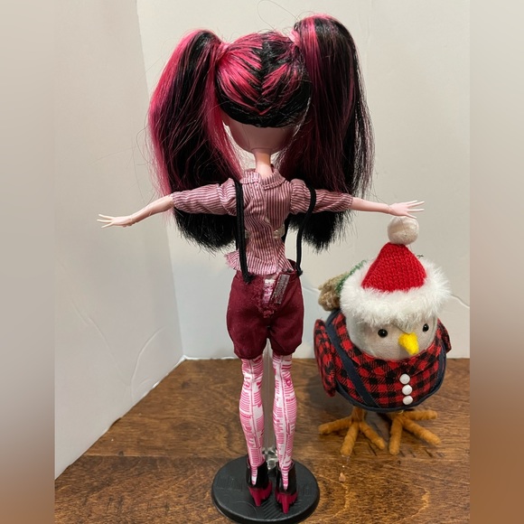 Monster High Draculaura Forbitten Love Doll In The Newspaper Club Outfit - Picture 11 of 16
